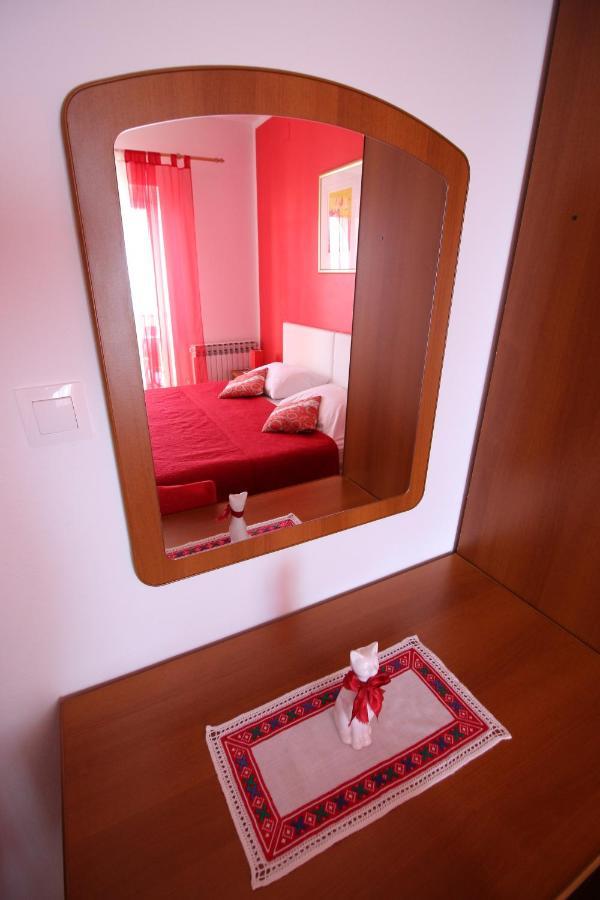 Apartment Marija For 8 People Mlini